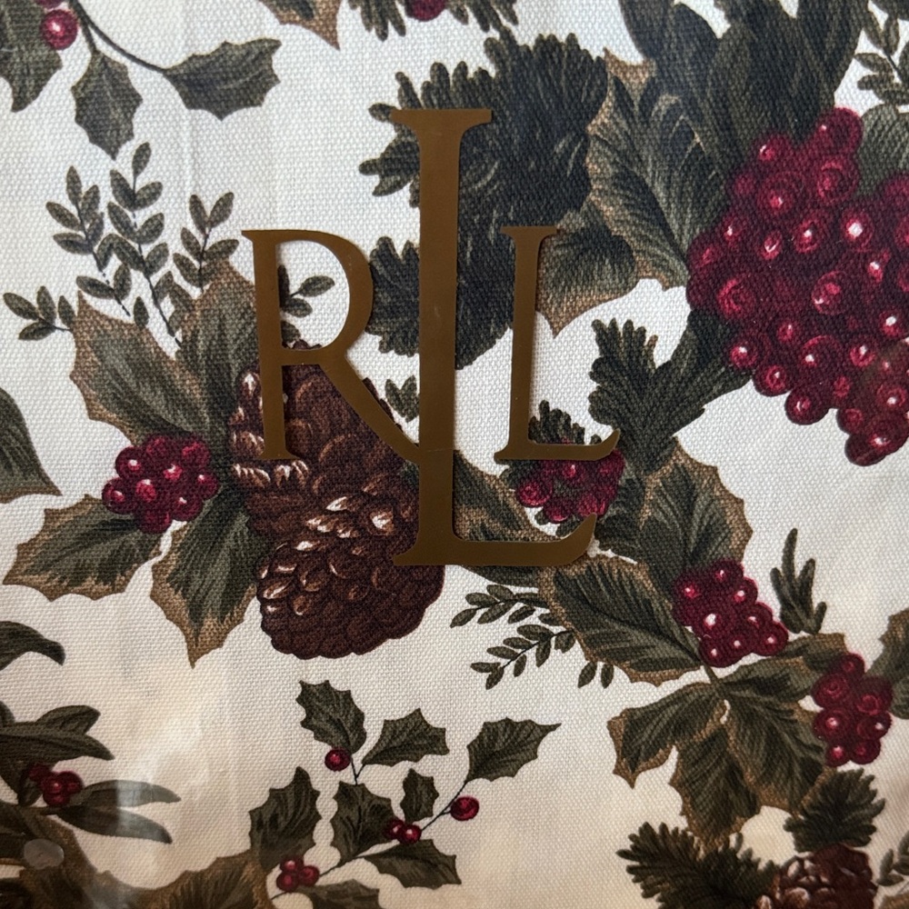 New In Package Ralph Lauren Festive Berry Table Cloth - Picture 3 of 9